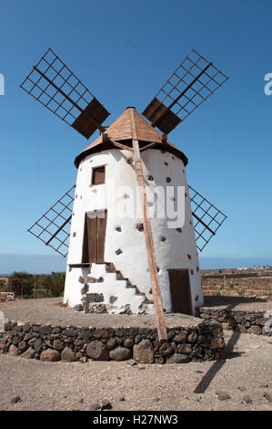 Fuerteventura, Kanarische Inseln, Nordafrika, Spanien: die Mühle im Dorf El Roque, im Nordwesten der Insel in der Nähe von El Cotillo Stockfoto