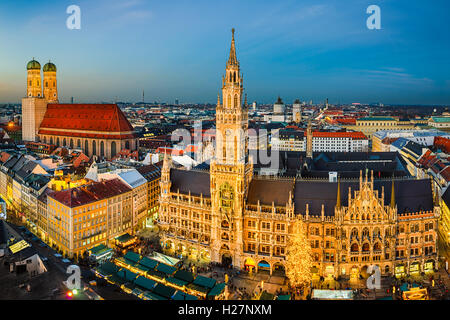 Nachtansicht der Marienplatz mit dem Weihnachtsmarkt in München Stockfoto