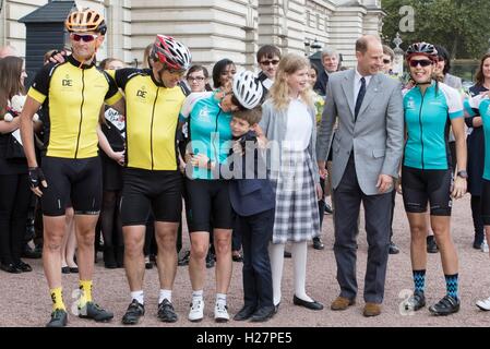 Der Earl of Wessex (zweiter von rechts) gratuliert der Gräfin von Wessex (dritte links) mit ihren Kindern Lady Louise Windsor und James, Viscount Severn, sie kommt in London am Ende eine 450-Meile-Radsport-Herausforderung aus dem Palace of Holyroodhouse in Edinburgh zum Buckingham Palace in London, für ihre "DofE Diamond Challenge", die den 60. Jahrestag der The Duke of Edinburgh Award Scheme markiert. Stockfoto