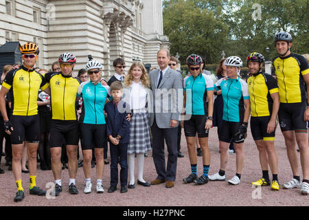 Der Earl of Wessex gratuliert die Gräfin von Wessex mit ihren Kindern Lady Louise Windsor und James, Viscount Severn, sie kommt in London am Ende eine 450-Meile-Radsport-Herausforderung aus dem Palace of Holyroodhouse in Edinburgh zum Buckingham Palace in London, für ihre "DofE Diamond Challenge", die den 60. Jahrestag der The Duke of Edinburgh Award Scheme markiert. Stockfoto