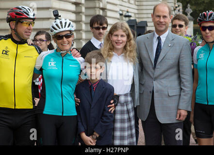 Der Earl of Wessex gratuliert der Gräfin von Wessex mit ihren Kindern Lady Louise Windsor und James, Viscount Severn, als sie am Ende einer 450-Meilen-Radtour vom Palace of Holyroodhouse in Edinburgh zum Buckingham Palace in London ankommt, Für ihre „Dofe Diamond Challenge“, die den 60. Jahrestag der Auszeichnung des Duke of Edinburgh feiert. Stockfoto