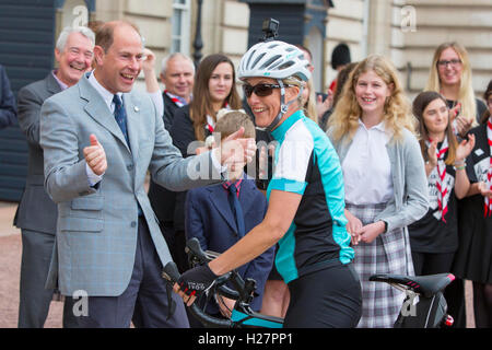 Der Earl of Wessex (links) gratuliert der Gräfin von Wessex mit ihren Kindern Lady Louise Windsor und James, Viscount Severn, als sie am Ende einer 450-Meilen-Radtour vom Palace of Holyroodhouse in Edinburgh zum Buckingham Palace in London ankommt, Für ihre „Dofe Diamond Challenge“, die den 60. Jahrestag der Auszeichnung des Duke of Edinburgh feiert. Stockfoto