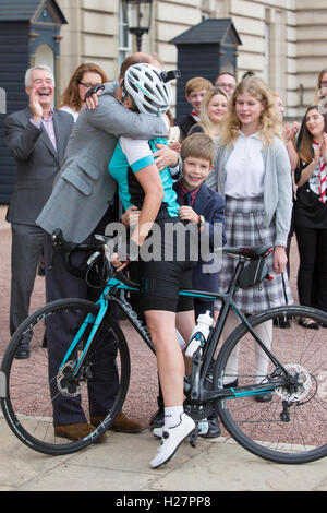 Der Earl of Wessex gratuliert die Gräfin von Wessex mit ihren Kindern Lady Louise Windsor und James, Viscount Severn, sie kommt in London am Ende eine 450-Meile-Radsport-Herausforderung aus dem Palace of Holyroodhouse in Edinburgh zum Buckingham Palace in London, für ihre "DofE Diamond Challenge", die den 60. Jahrestag der The Duke of Edinburgh Award Scheme markiert. Stockfoto