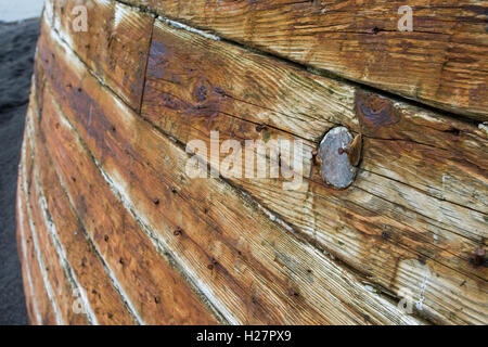 Andreanof Inseln, Alaska, Aleuten-Inselkette. Abgelegenen Vulkaninsel Seguam (52-22-89 N 172-23-83 W) alten Schiffswrack am Strand Stockfoto