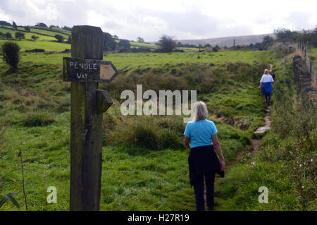 Zwei Lady-Wanderer unterwegs Pendle in der Nähe in den Weiler Wycoller, Colne, Pendle, Lancashire, England, UK. Stockfoto