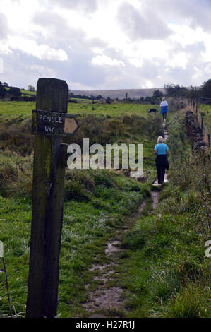 Zwei Lady-Wanderer unterwegs Pendle in der Nähe in den Weiler Wycoller, Colne, Pendle, Lancashire, England, UK. Stockfoto