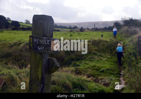 Zwei Lady-Wanderer unterwegs Pendle in der Nähe in den Weiler Wycoller, Colne, Pendle, Lancashire, England, UK. Stockfoto