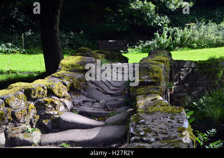 Nahaufnahme der getragen Nut in der Lastesel-Brücke im Weiler Wycoller, Colne, Pendle, Lancashire, England, UK. Stockfoto