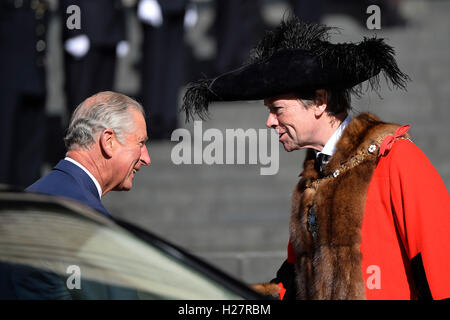 Lord Mayor of London Jeffrey Mountevans grüßt der Prince Of Wales, bevor sie einen Service anlässlich der nationalen Polizei-Gedenktag an der St. Pauls Kathedrale im Zentrum von London zu besuchen. Stockfoto