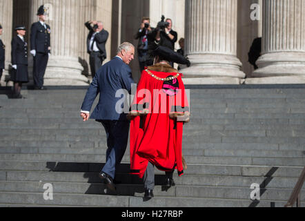 Lord Mayor of London Jeffrey Mountevans grüßt der Prince Of Wales, bevor sie einen Service anlässlich der nationalen Polizei-Gedenktag an der St. Pauls Kathedrale im Zentrum von London zu besuchen. Stockfoto