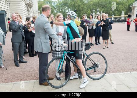 Der Earl of Wessex gratuliert die Gräfin von Wessex mit ihren Kindern Lady Louise Windsor und James, Viscount Severn, sie kommt in London am Ende eine 450-Meile-Radsport-Herausforderung aus dem Palace of Holyroodhouse in Edinburgh zum Buckingham Palace in London, für ihre "DofE Diamond Challenge", die den 60. Jahrestag der The Duke of Edinburgh Award Scheme markiert. Stockfoto