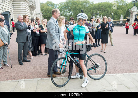 Der Earl of Wessex gratuliert die Gräfin von Wessex mit ihren Kindern Lady Louise Windsor und James, Viscount Severn, sie kommt in London am Ende eine 450-Meile-Radsport-Herausforderung aus dem Palace of Holyroodhouse in Edinburgh zum Buckingham Palace in London, für ihre "DofE Diamond Challenge", die den 60. Jahrestag der The Duke of Edinburgh Award Scheme markiert. Stockfoto