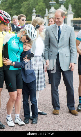 Der Earl of Wessex gratuliert die Gräfin von Wessex mit ihren Kindern Lady Louise Windsor und James, Viscount Severn, sie kommt in London am Ende eine 450-Meile-Radsport-Herausforderung aus dem Palace of Holyroodhouse in Edinburgh zum Buckingham Palace in London, für ihre "DofE Diamond Challenge", die den 60. Jahrestag der The Duke of Edinburgh Award Scheme markiert. Stockfoto