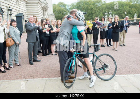 Der Earl of Wessex gratuliert die Gräfin von Wessex mit ihren Kindern Lady Louise Windsor und James, Viscount Severn, sie kommt in London am Ende eine 450-Meile-Radsport-Herausforderung aus dem Palace of Holyroodhouse in Edinburgh zum Buckingham Palace in London, für ihre "DofE Diamond Challenge", die den 60. Jahrestag der The Duke of Edinburgh Award Scheme markiert. Stockfoto