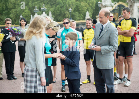 Der Earl of Wessex gratuliert die Gräfin von Wessex mit ihren Kindern Lady Louise Windsor und James, Viscount Severn, sie kommt in London am Ende eine 450-Meile-Radsport-Herausforderung aus dem Palace of Holyroodhouse in Edinburgh zum Buckingham Palace in London, für ihre "DofE Diamond Challenge", die den 60. Jahrestag der The Duke of Edinburgh Award Scheme markiert. Stockfoto