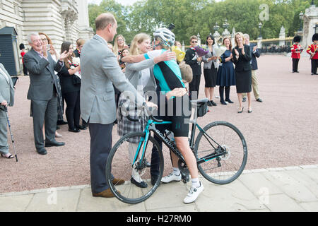 Der Earl of Wessex gratuliert die Gräfin von Wessex mit ihren Kindern Lady Louise Windsor und James, Viscount Severn, sie kommt in London am Ende eine 450-Meile-Radsport-Herausforderung aus dem Palace of Holyroodhouse in Edinburgh zum Buckingham Palace in London, für ihre "DofE Diamond Challenge", die den 60. Jahrestag der The Duke of Edinburgh Award Scheme markiert. Stockfoto