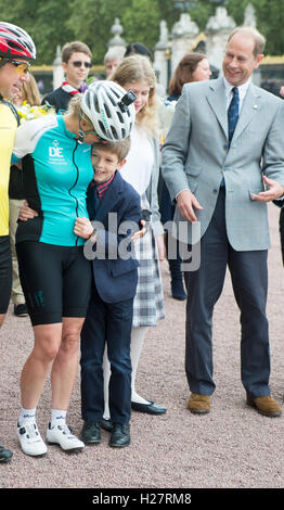 Der Earl of Wessex gratuliert die Gräfin von Wessex mit ihren Kindern Lady Louise Windsor und James, Viscount Severn, sie kommt in London am Ende eine 450-Meile-Radsport-Herausforderung aus dem Palace of Holyroodhouse in Edinburgh zum Buckingham Palace in London, für ihre "DofE Diamond Challenge", die den 60. Jahrestag der The Duke of Edinburgh Award Scheme markiert. Stockfoto