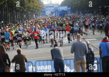 Berlin, Deutschland. 25. September 2016. Berlin: Ca. 40.000 Teilnehmer (Läufer) sind jährlich beim Berlin-Marathon an den Start. Sie kommen aus rund 120 Ländern.Am Jahresbeginn drei der aktuellen Welt besten Marathonläufer: Eliud Kipchoge, Emmanuel Mutai und Geoffrey Mutai. Das Foto zeigt die Marathonläufer auf der Strecke in Berlin Kredit: Simone Kuhlmey/Pacific Press/Alamy Live News Stockfoto