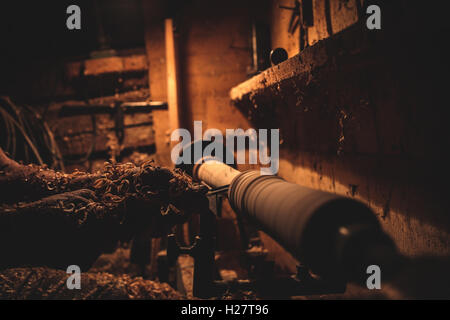 Handwerker in dunklen Arbeitszimmer Stockfoto