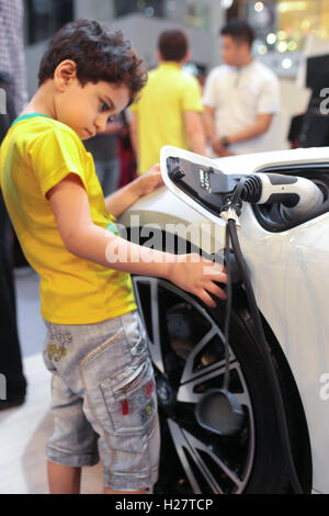 Ein Kind hantieren das plug-in Sysytem des BMW i8 Plug-in Hybrid-Sportwagen bei BMW und Mini Cooper Roadshow 2016 in KL Malaysia Stockfoto