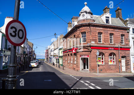 Tempolimit Zeichen außerhalb der Renaissance Revival Stil Ladbrokes betting Shop, Senhouse Street, Maryport, Cumbria, England Stockfoto