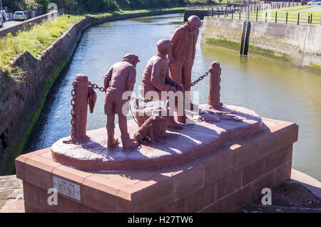 "Fischig Tale", Skulptur aus Hämatit und Harz von Colin Telfer (1939-2016), 1999, Maryport, Cumbria, England Stockfoto