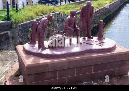 "Fischig Tale", Skulptur aus Hämatit und Harz von Colin Telfer (1939-2016), 1999, Maryport, Cumbria, England Stockfoto