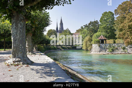 Von Bäumen gesäumten Fluss in Konstanz Deutschland mit Kirche im Hintergrund Stockfoto