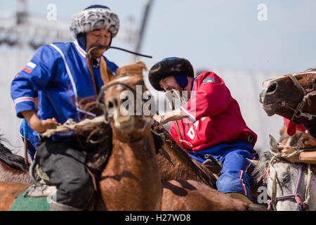 Reiter spielen die traditionellen Zentralasien Sport 'Kok Boru' im Hippodrom Cholpon-Ata während der Spiele 2016 Welt Nomad in Kirgisistan. Stockfoto