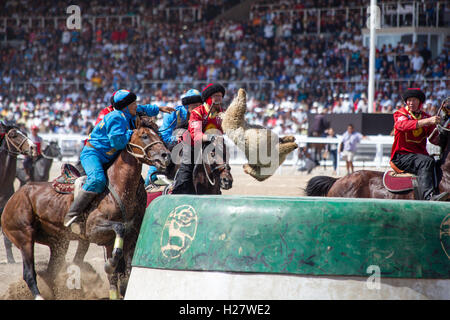 Reiter spielen die traditionellen Zentralasien Sport 'Kok Boru' im Hippodrom Cholpon-Ata während der Spiele 2016 Welt Nomad in Kirgisistan. Stockfoto