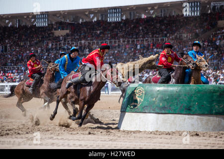 Reiter spielen die traditionellen Zentralasien Sport 'Kok Boru' im Hippodrom Cholpon-Ata während der Spiele 2016 Welt Nomad in Kirgisistan. Stockfoto