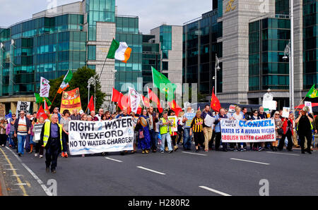 Wasser-Gebühren-Demonstranten marschieren durch Dublin Irland September 2016 Stockfoto