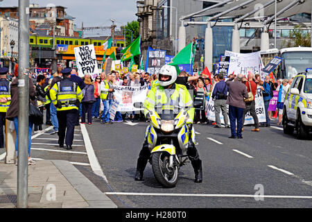 Recht auf Wasser-Aktivisten marschieren in Dublin Irland im Jahr 2016 unter der Leitung von einem Motorrad Garda Cop. Stockfoto