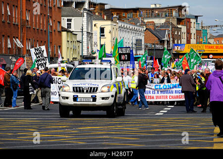 Recht auf Wasser-Aktivisten marschieren in Dublin Irland im Jahr 2016, führen durch ein Polizeifahrzeug Garda Auto. Stockfoto