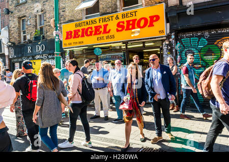 London, Vereinigtes Königreich - 11. September 2016: Brick Lane street Sonntagsmarkt. Berühmte Britains erste und beste Beigel-Shop Stockfoto