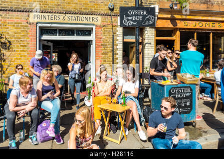 London, Vereinigtes Königreich - 11. September 2016: Columbia Road Flower Sonntagsmarkt. Menschen in Cafés entspannen Stockfoto