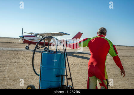 Fallschirmspringer geht auf das Flugzeug mit Benzintank, Swakopmund, Namibia Stockfoto