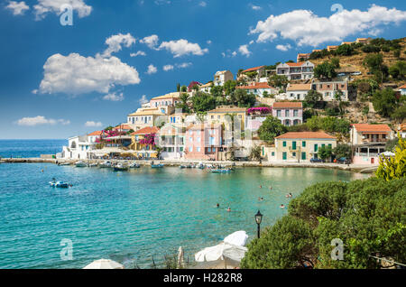 Assos-Stadt auf der Insel Kefalonia in Griechenland. Blick über die Bucht von der griechischen Dorf. Stockfoto