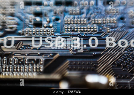 USB-3.0-Inschrift auf Motherboard-Mikro-Chip-Schaltung Stockfoto