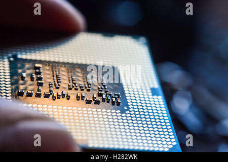 Computer CPU Prozessor Mikro-Chip zwischen den Fingern Nahaufnahme Stockfoto