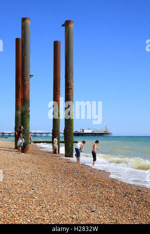 Die Skelettreste der Stützen der West Pier von Brighton in East Sussex, England, UK Stockfoto