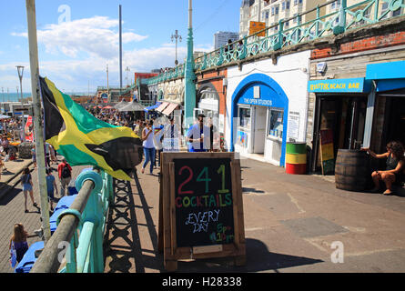 Bunte Königsweg direkt am Meer in Brighton in East Sussex, England, UK Stockfoto