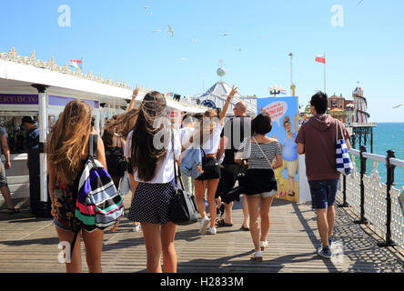 Die legendären Palace Pier in Brighton, an einem warmen Sommertag in East Sussex, England, UK Stockfoto