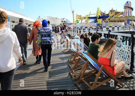 Die legendären Palace Pier in Brighton, an einem warmen Sommertag in East Sussex, England, UK Stockfoto