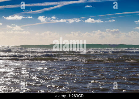 Riesige Wellen, die Vermischung mit Skyline in der Nähe von Sagres, Portugal Stockfoto