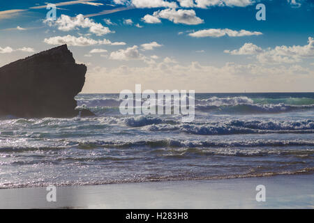 Große Berg Felsen im Wasser bei Tonel Strand, Sagres, Portugal. Stockfoto