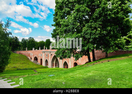 Moskau, Russland - Juni 08. 2016. die alte Brücke im Nachlass von Zarizyno Museum Stockfoto