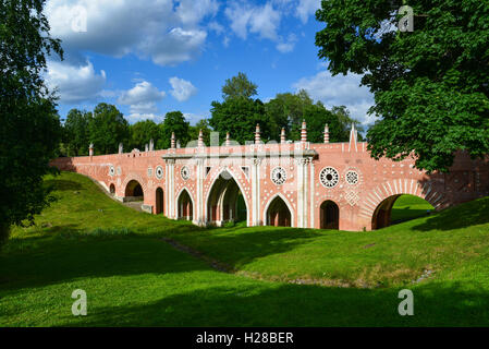 Moskau, Russland - Juni 08. 2016. die alte Brücke im Nachlass von Zarizyno Museum Stockfoto