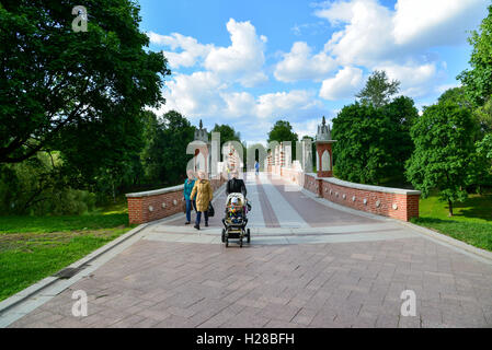 Moskau, Russland - Juni 08. 2016. die alte Brücke im Nachlass von Zarizyno Museum Stockfoto