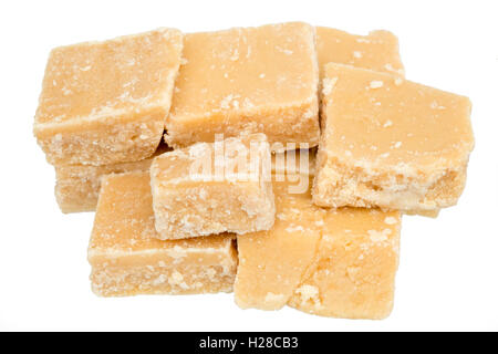 Handmade Fudge Stücke schneiden Sie vor einem weißen Hintergrund. Stockfoto